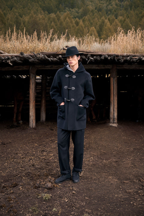 Duffle-coat à capuche en cachemire, taupe, photo éditoriale