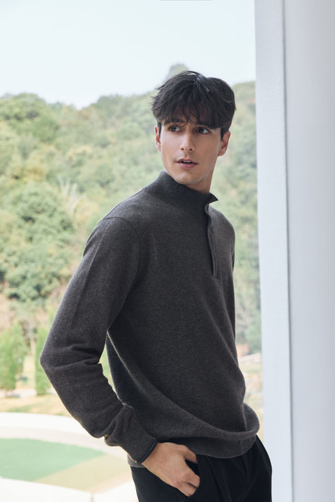 Timeless Seamless Cashmere Half-Zip Sweater in Black, foto editoriale