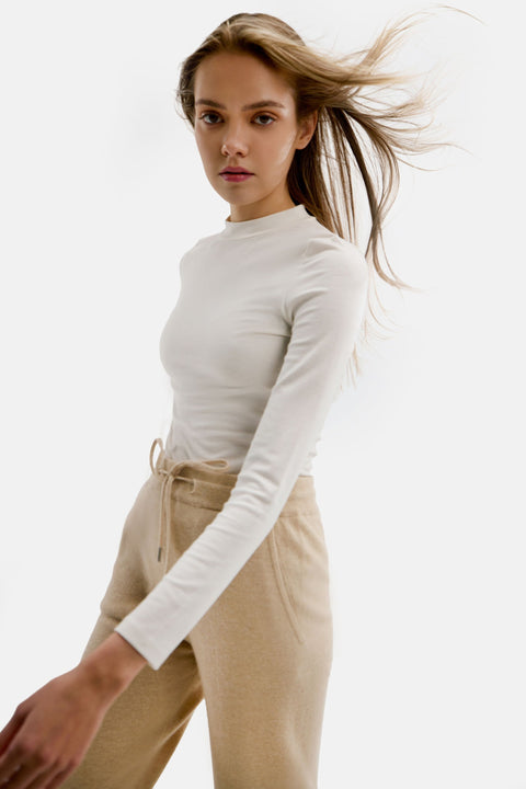 Jogger con polsini in cashmere Natural Color, foto editoriale