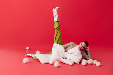 Pantalon en mélange de soie et cachemire à maille côtelée jaune citron foncé, photo éditoriale