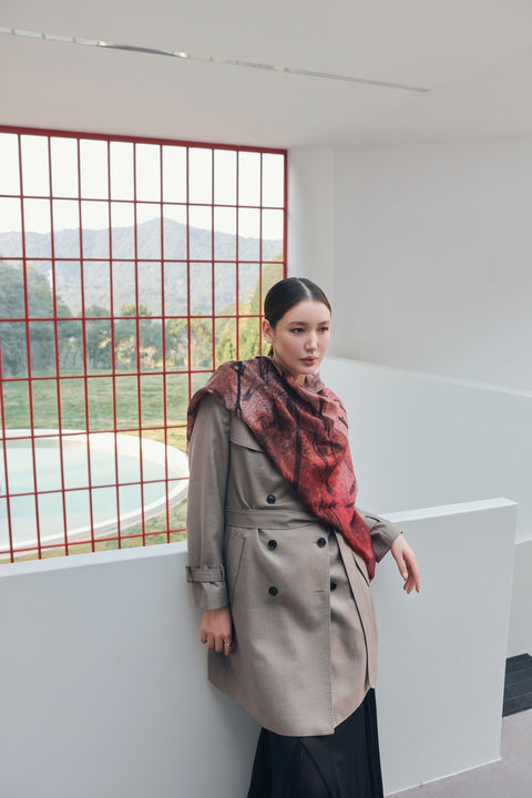 Trench-coat en cachemire à double boutonnage, photo éditoriale
