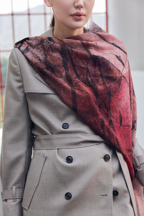 Trench-coat en cachemire à double boutonnage, photo éditoriale