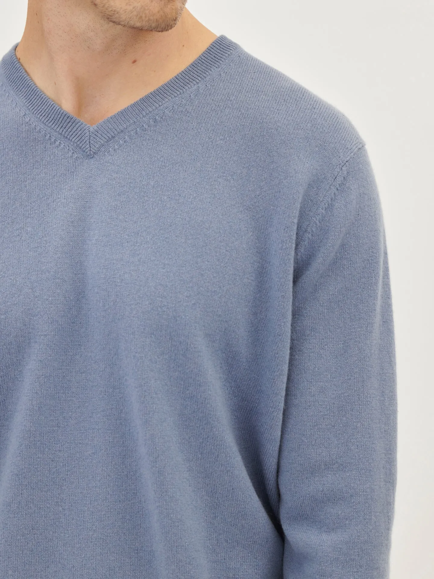 Men's Cashmere Basic V-Neck Sweater Purple Impression - Gobi Cashmere