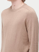 A male model wearing a beige long-sleeved crewneck cashmere sweater.#color_taupe-brown
