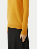 € 99 Cashmere Hat & Sweater Set Daffodil  worn by model, detail view on white background