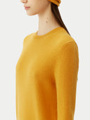 € 99 Cashmere Hat & Sweater Set Daffodil  worn by model, side view on white background