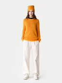 € 99 Cashmere Hat & Sweater Set Apricot worn by model, front view on white background
