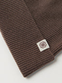 The Seamless Cashmere Rib Knit Beanie in Brown, close-up of the cashmere knit