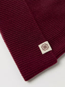 The Seamless Cashmere Rib Knit Beanie in Wine Red, close-up of the cashmere knit