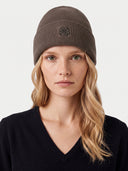 Model wearing the Women's Seamless Cashmere Ribbed Beanie in Cocoa, close front view