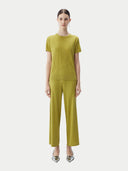 A model is wearing green cashmere t-shirt on a white background #color_nougat-brown 