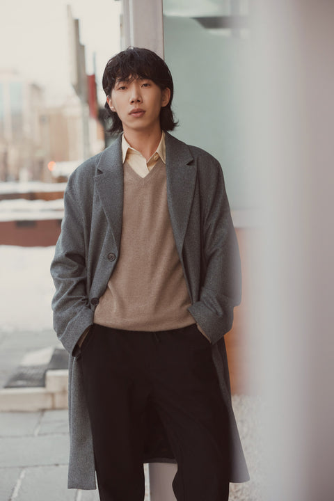 Essential Cashmere V-hals Trui, editorial-foto