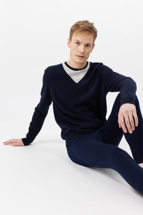 Essential Cashmere V-hals Trui, editorial-foto