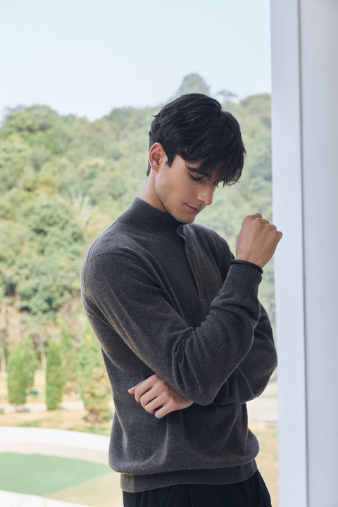 Timeless Seamless Cashmere Half-Zip Sweater in Black, foto editoriale