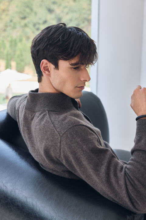 Timeless Seamless Cashmere Half-Zip Sweater in Black, foto editoriale