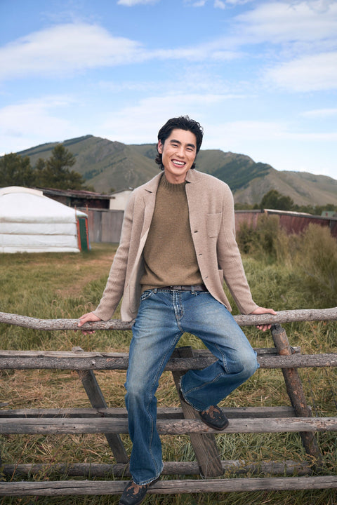 Cárdigan de cachemira estilo blazer en topo, foto editorial
