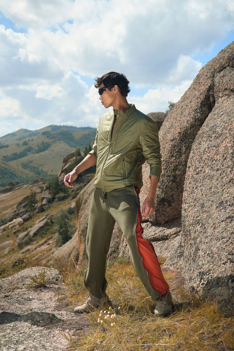 CashmereTech-kevyt biker-takki, editorial-kuva