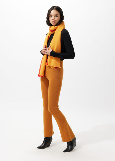 Pantalon en cachemire et soie tricoté côtelé, photo éditoriale