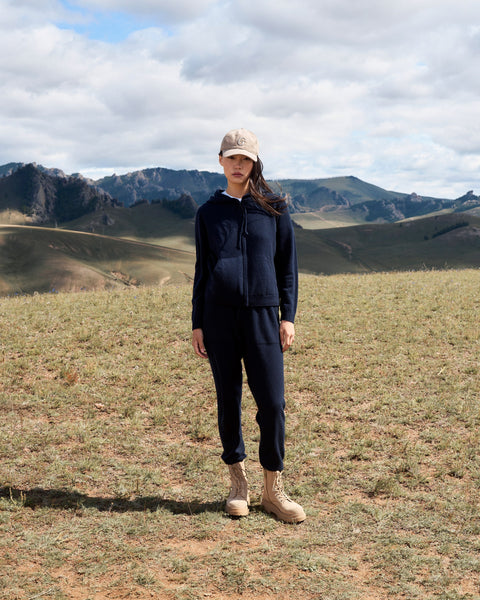 Jogger con polsini in cashmere Natural Color, foto editoriale