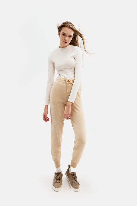 Jogger con polsini in cashmere Natural Color, foto editoriale