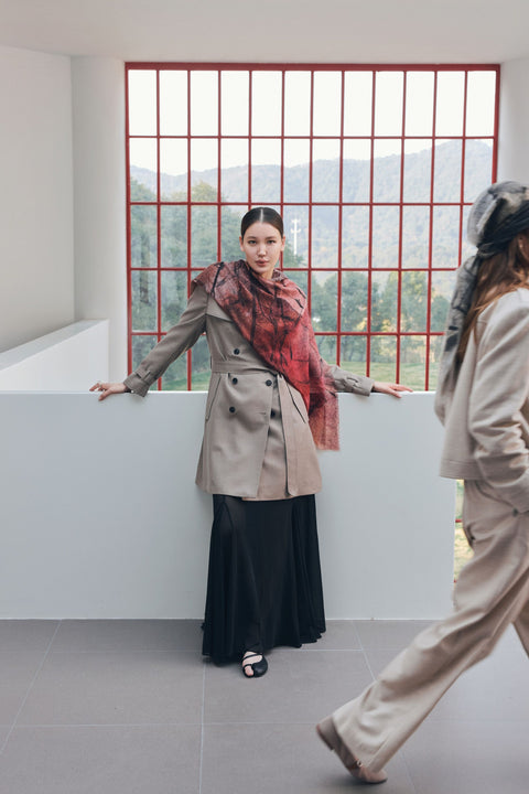 Trench-coat en cachemire à double boutonnage, photo éditoriale