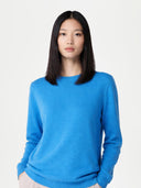 Person wearing a blue cashmere sweater on a white background #color_cendre-blue