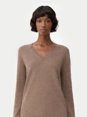 Woman wearing a brown cashmere sweater against a white background #color_taupe