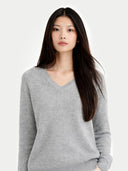 Woman wearing a gray cashmere sweater on a white background #color_urban-silver