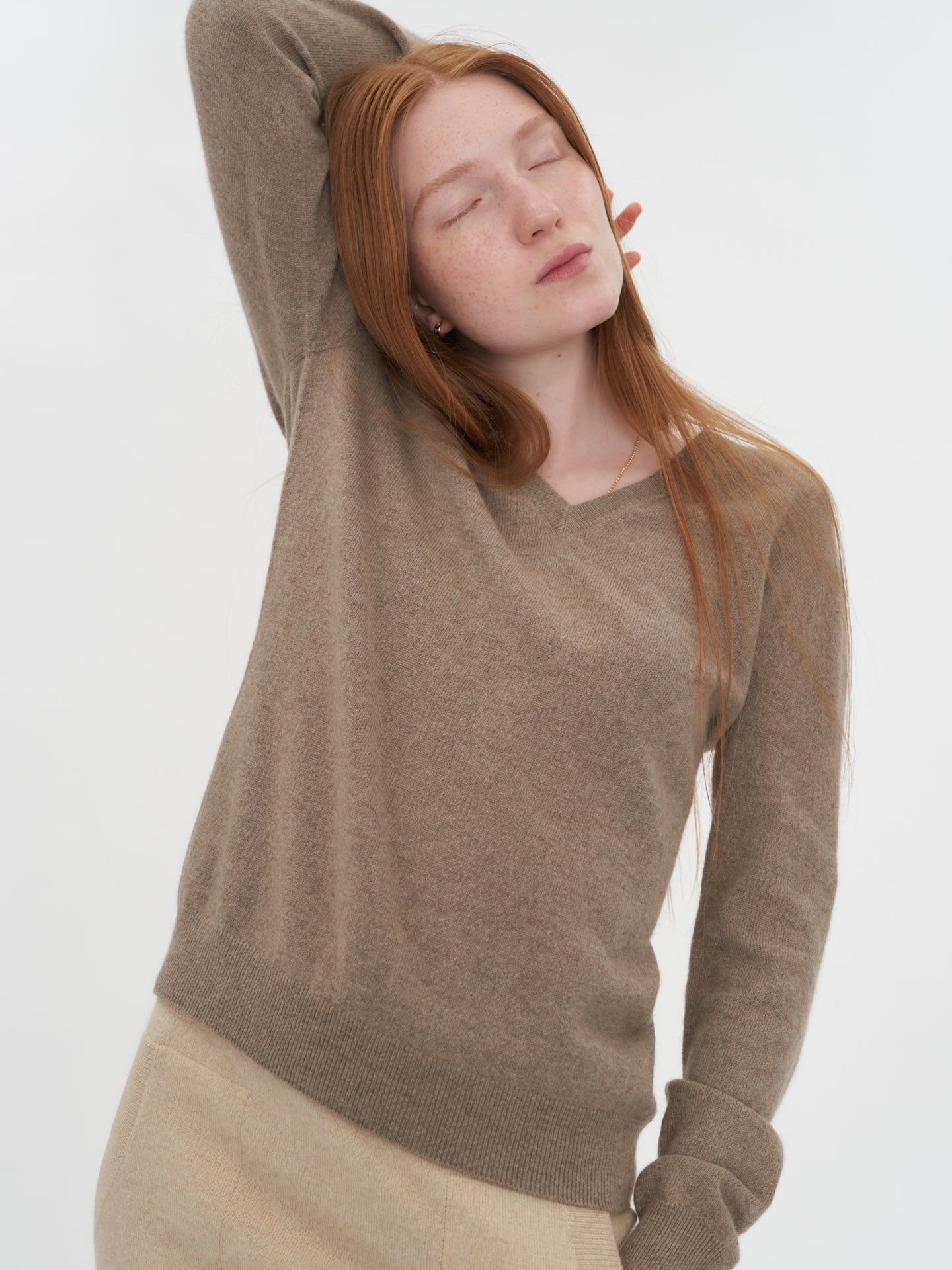 Women's Cashmere V-Neck Sweater Taupe - Gobi Cashmere