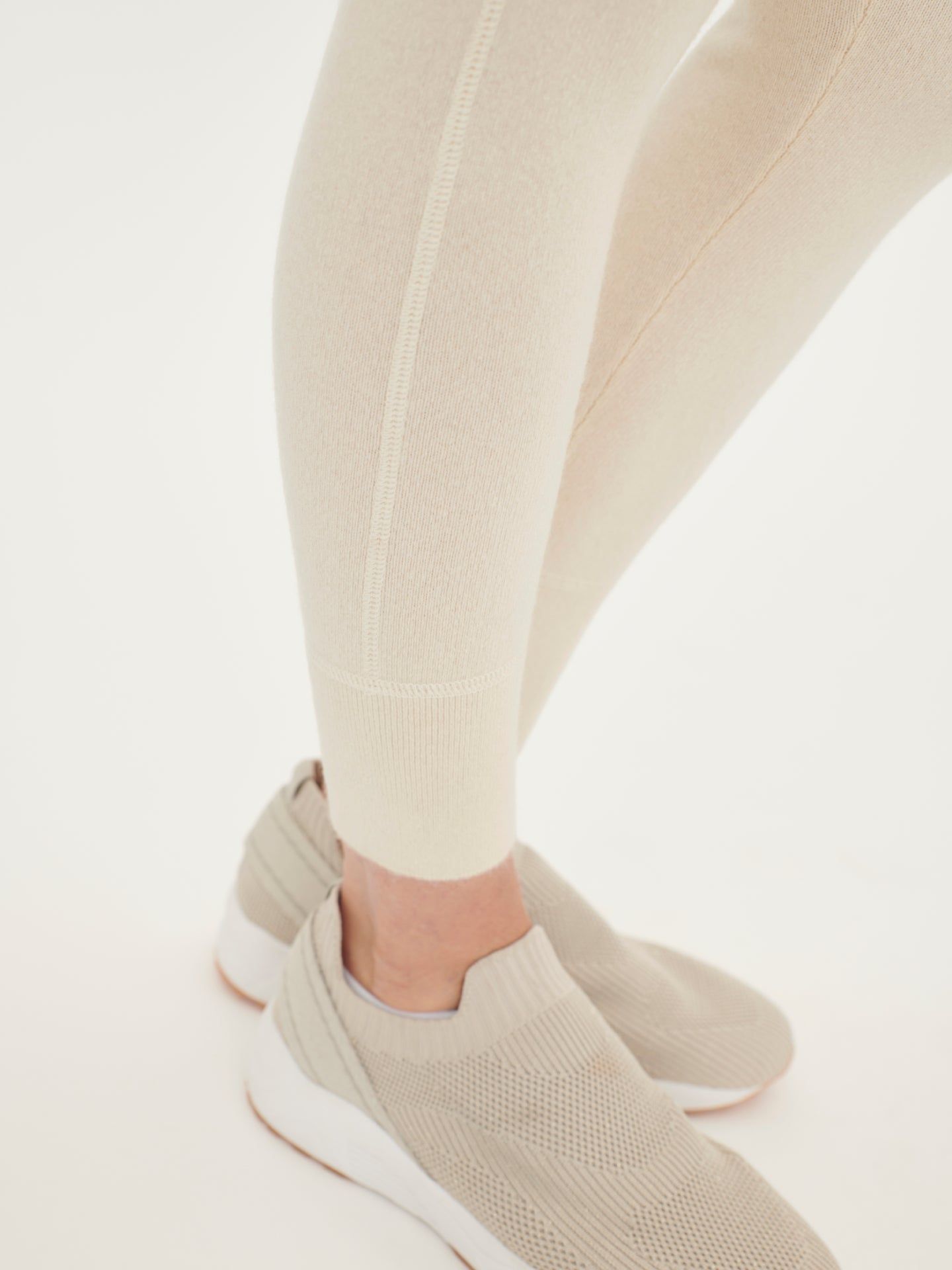 Women's Cashmere Tight-Fit Leggings Off White - Gobi Cashmere